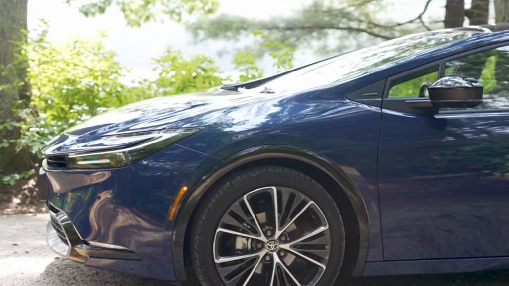 Toyota Corolla Hybrid vs Toyota Prius Fuel Efficiency