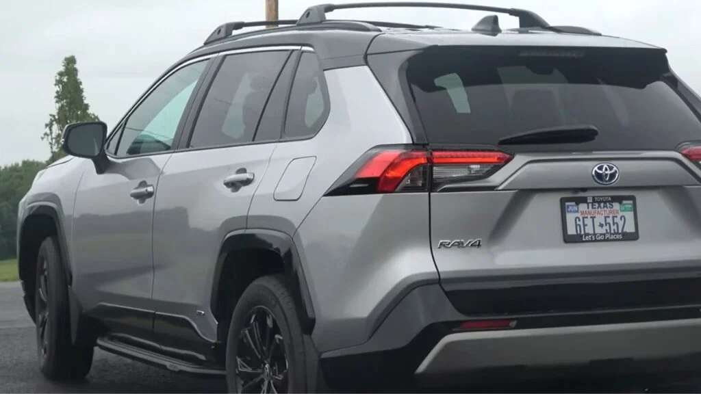 2024 Outlander vs. 2024 RAV4 – Pricing