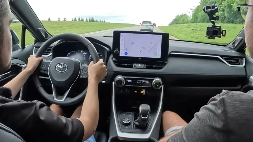 2024 Outlander vs. 2024 RAV4 – Driving Performance