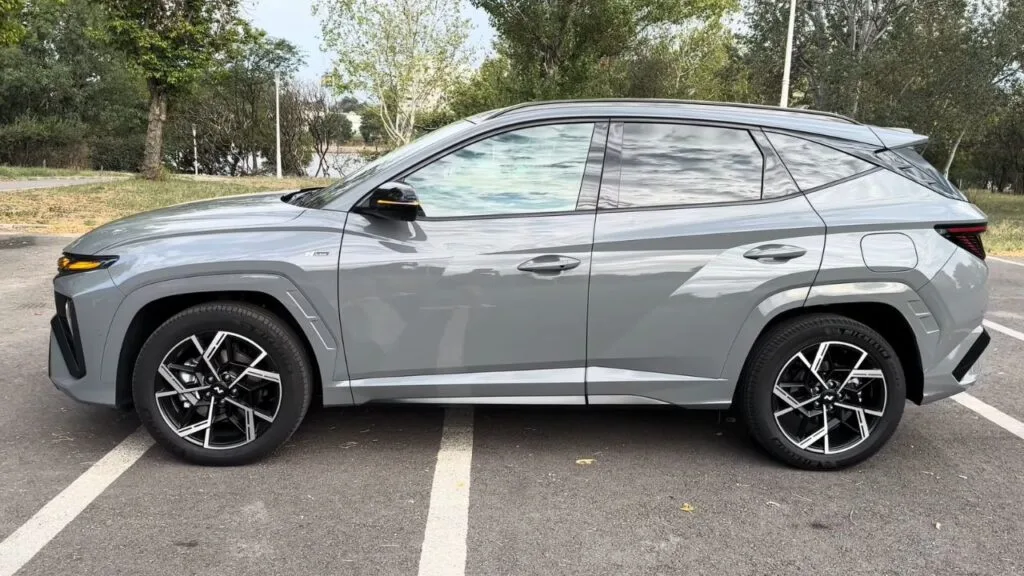 2025 Hyundai Tucson Hybrid Side Look