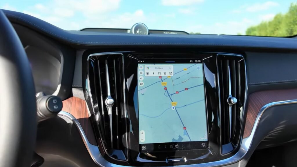 2025 Volvo V60 Screen