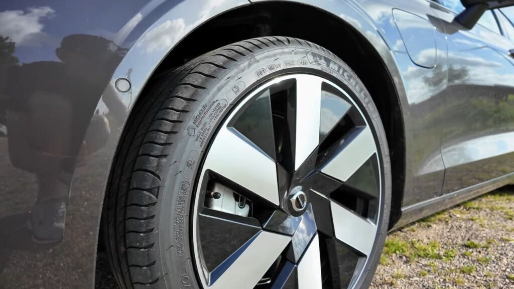2025 Volvo V60 Tire